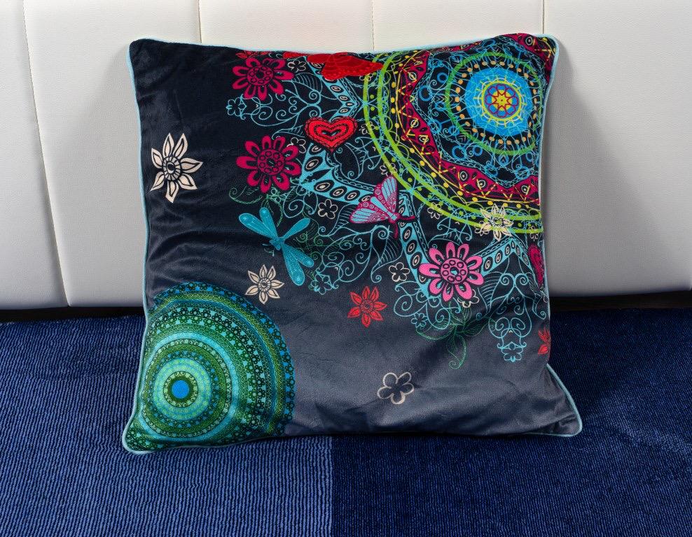 Perna decorativa gri inchis cu model abstract Perna decorativa gri inchis cu model abstract