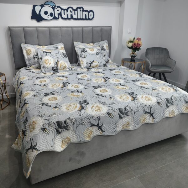 cuvertura de pat gri cu trandafiri