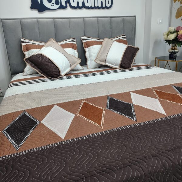 cuvertura de pat maro cu romburi