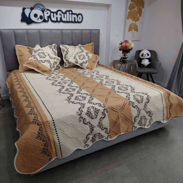 cuvertura de pat bej cu ornamente