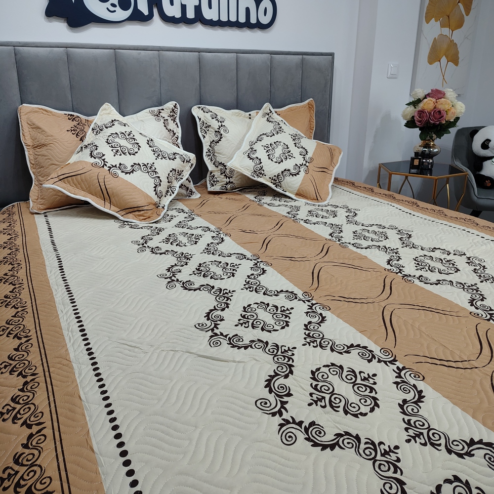 cuvertura de pat bej cu ornamente (2) cuvertura de pat bej cu ornamente