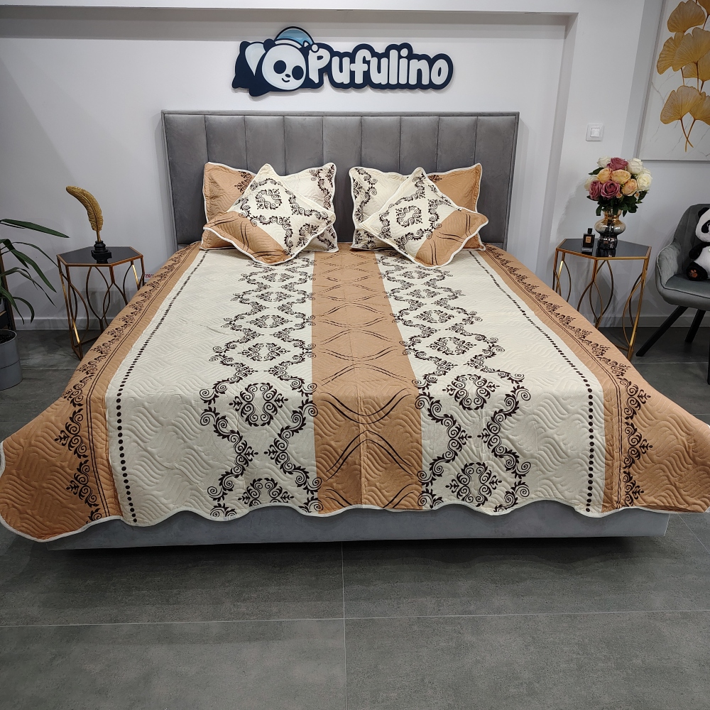 cuvertura de pat bej cu ornamente cuvertura de pat bej cu ornamente