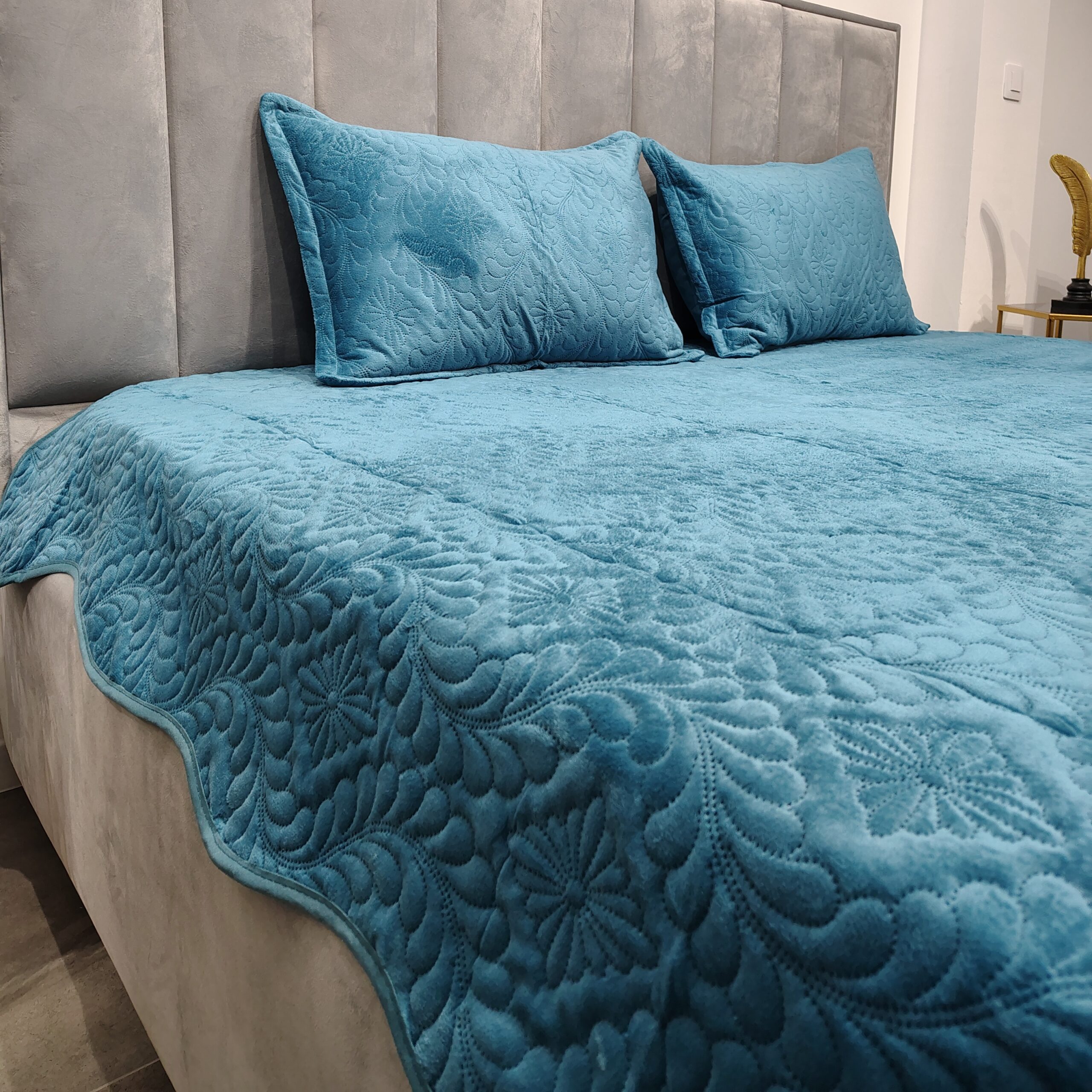 Cuvertura microfibra catifelata bleumarin de aproape Cuvertura microfibra catifelata bleumarin de aproape