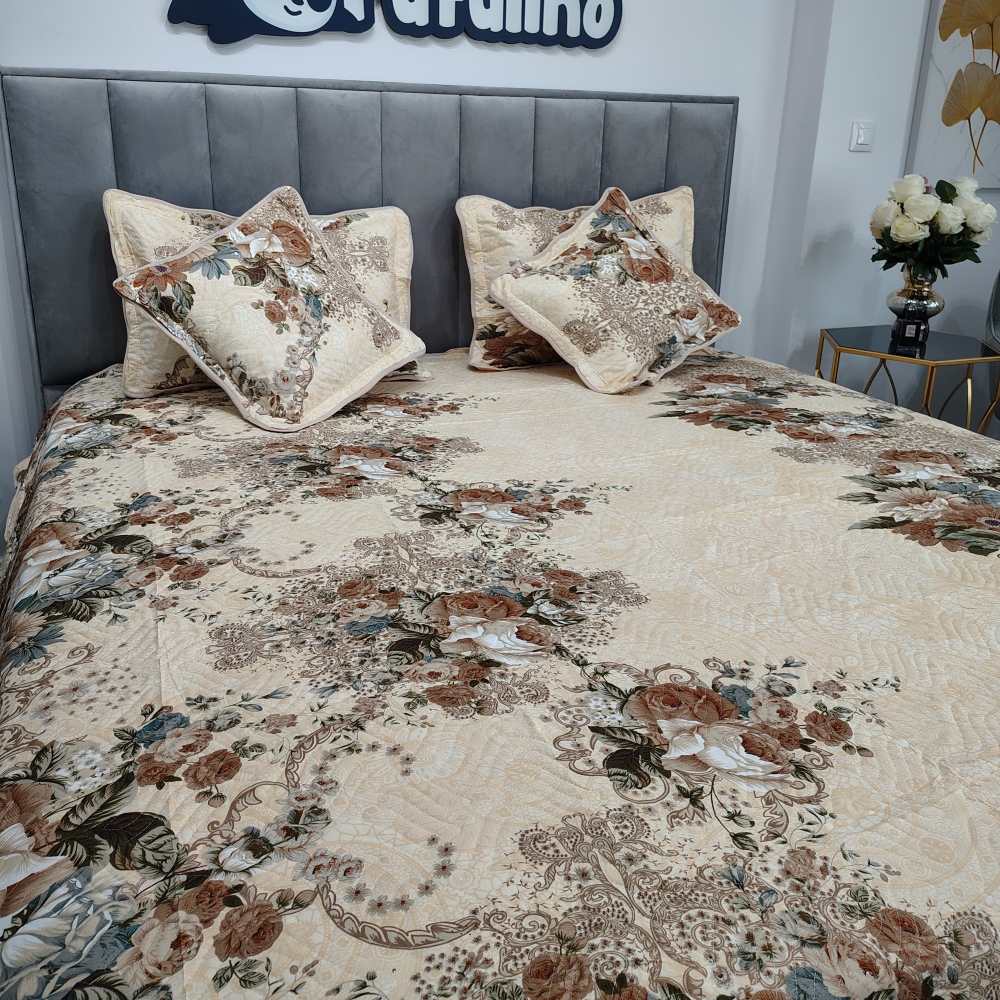 cuvertura de pat bej cu trandafiri (2) cuvertura de pat bej cu trandafiri (2)