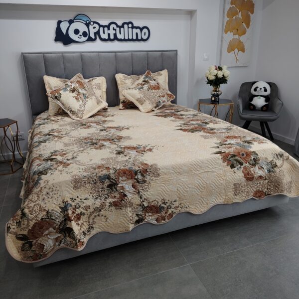 cuvertura de pat bej cu trandafiri (2)