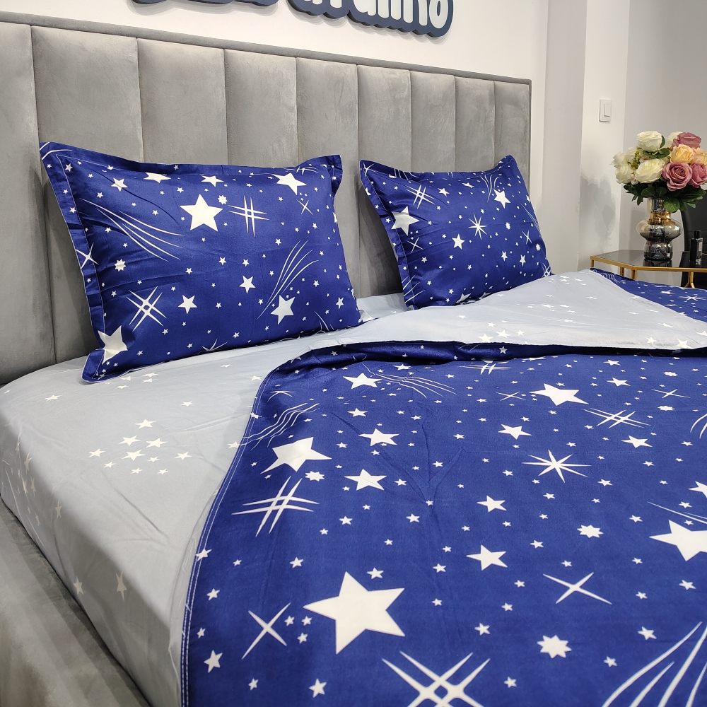 lenjerie de pat albastra cu stelute (1) lenjerie de pat albastra cu stelute (3)