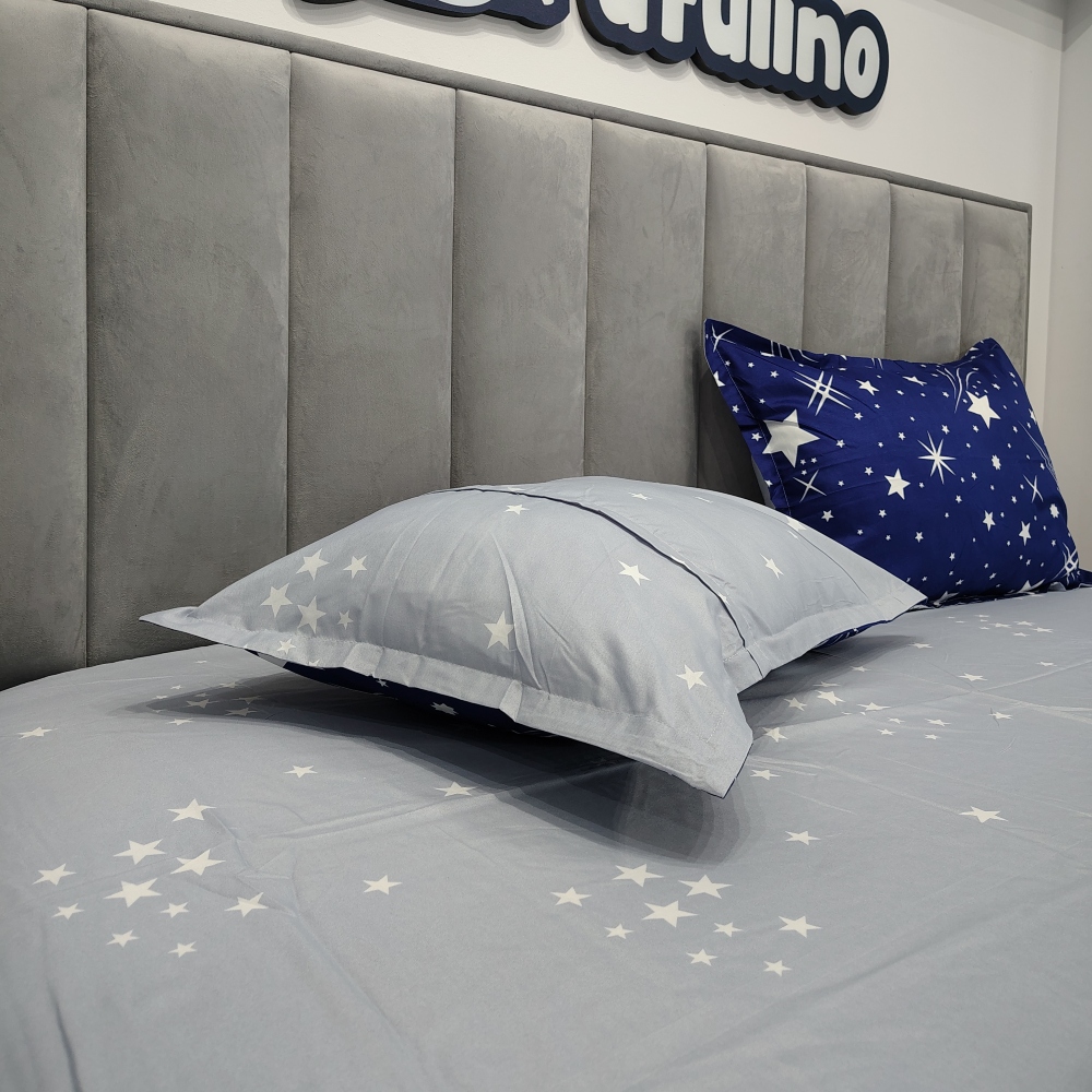 lenjerie de pat albastra cu stelute (2) lenjerie de pat albastra cu stelute (3)