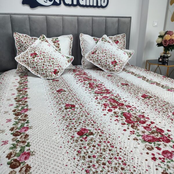 cuvertura de pat alba cu trandafiri