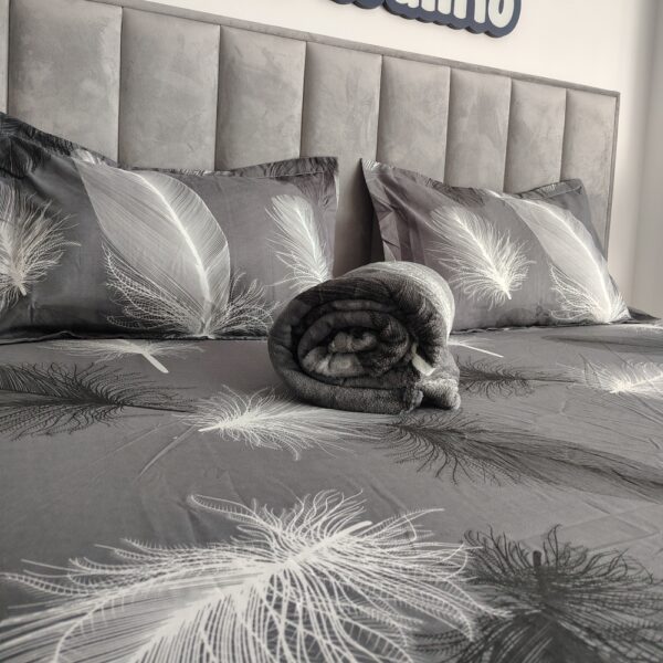 husa de pat gri cu pene