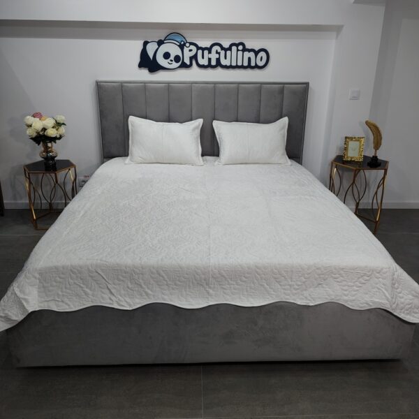 Cuvertura material catifelat alb