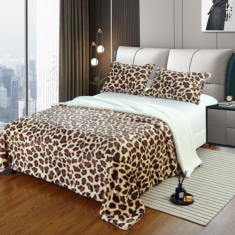 patura cu blanita + fete de perna animal print patura cu blanita + fete de perna animal print