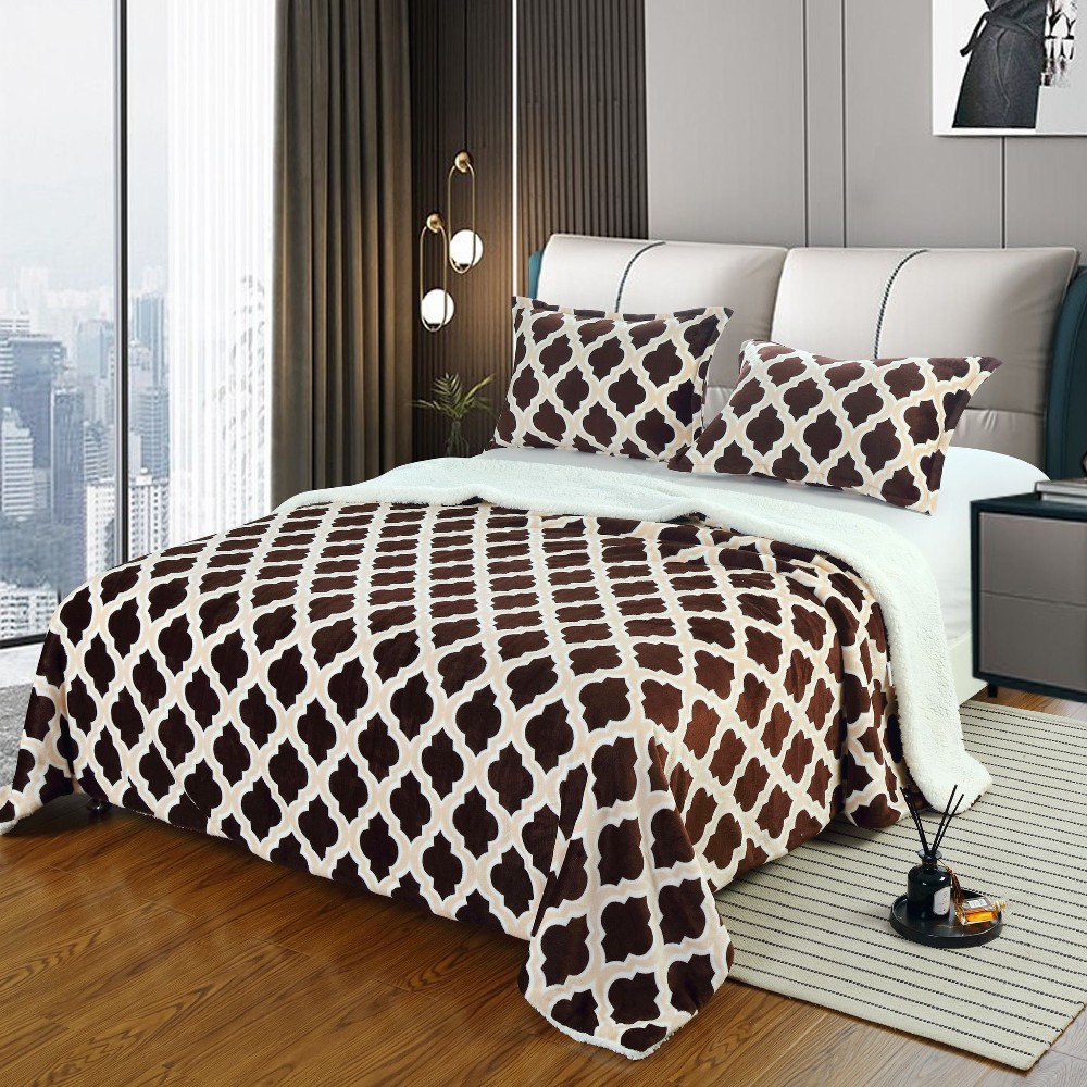 patura cu blanita + fete de perna maro cu ornamente crem patura cu blanita + fete de perna maro cu ornamente crem