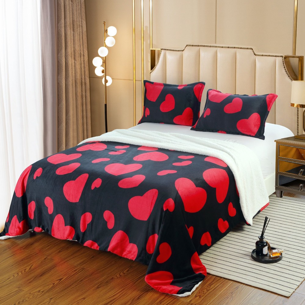 patura cu blanita + fete de perna neagra cu inimioare patura cu blanita + fete de perna neagra cu inimioare