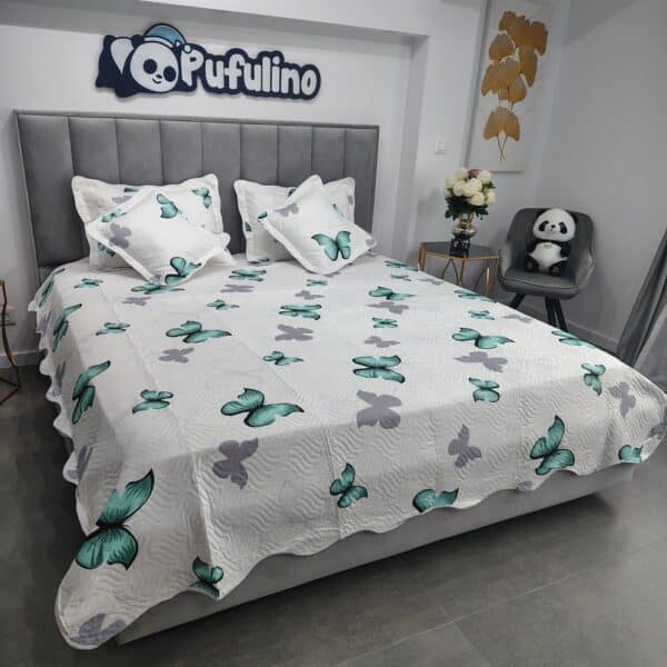 cuvertura de pat alba cu fluturi turcoaz