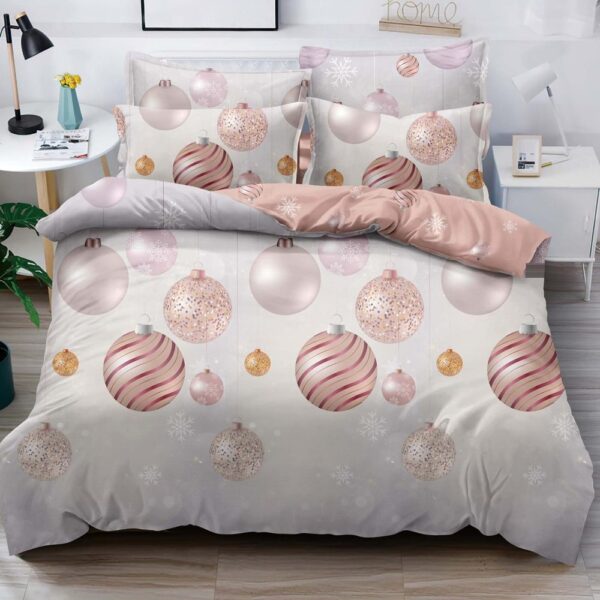 lenjerie alba cu globuri roz de craciun