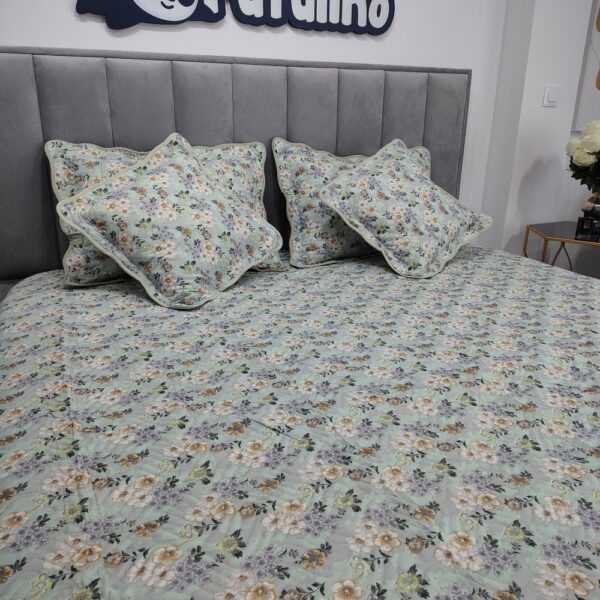 cuvertura de pat cu floricele