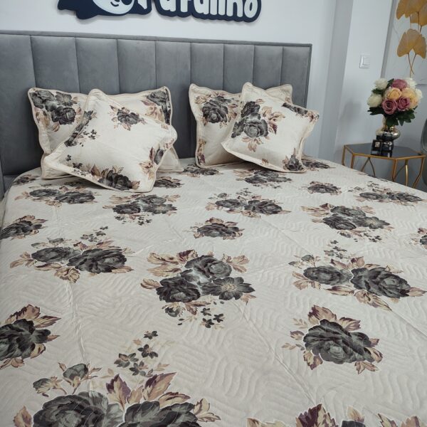 cuvertura de pat cu trandafiri gri