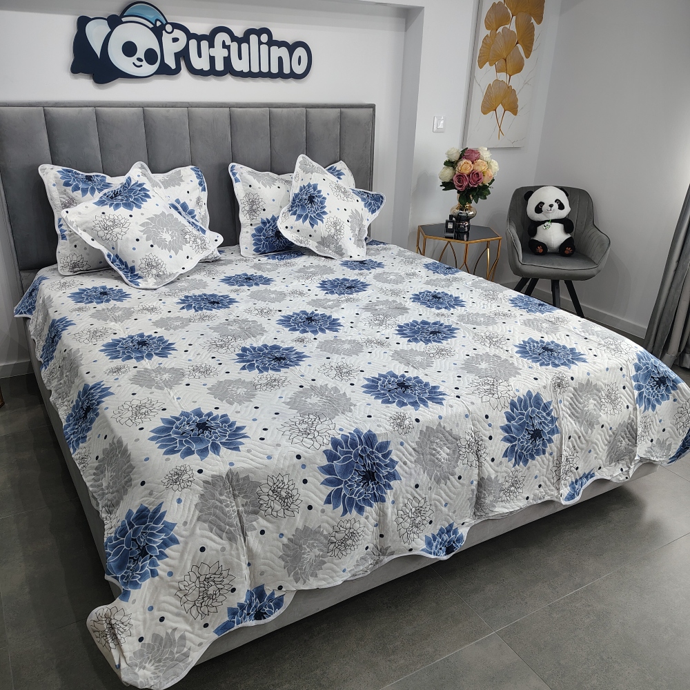 cuvertura de pat gri cu floare albastra (1) cuvertura de pat gri cu floare albastra