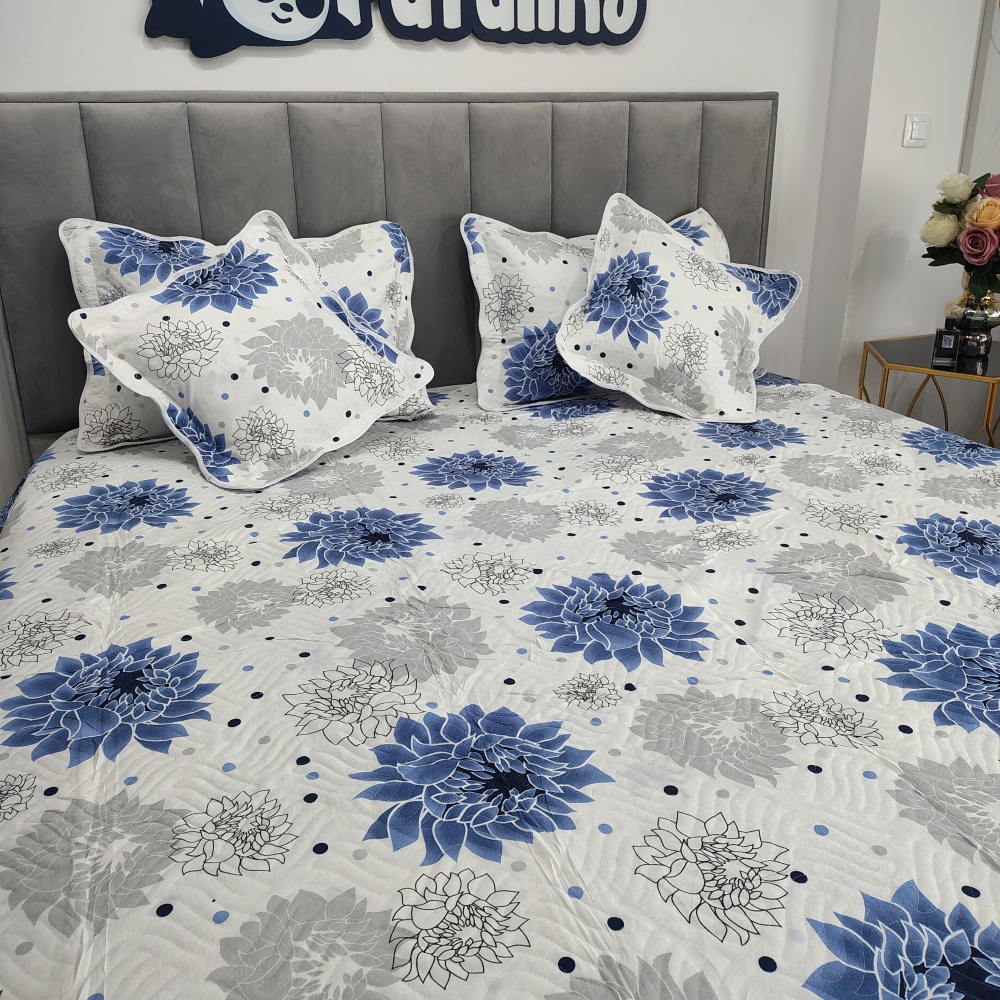 cuvertura de pat gri cu floare albastra (2) cuvertura de pat gri cu floare albastra