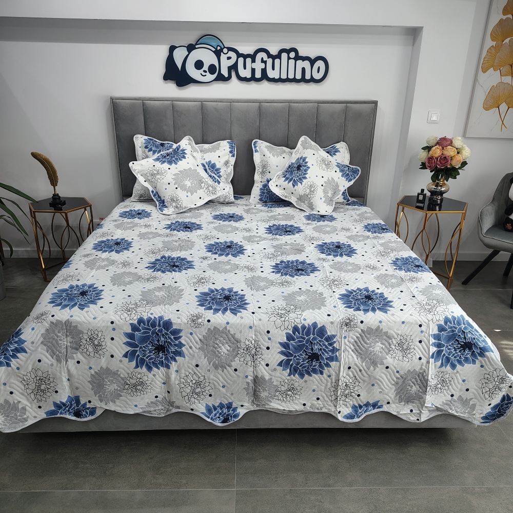 cuvertura de pat gri cu floare albastra cuvertura de pat gri cu floare albastra