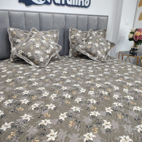 cuvertura de pat gri cu floricele albe