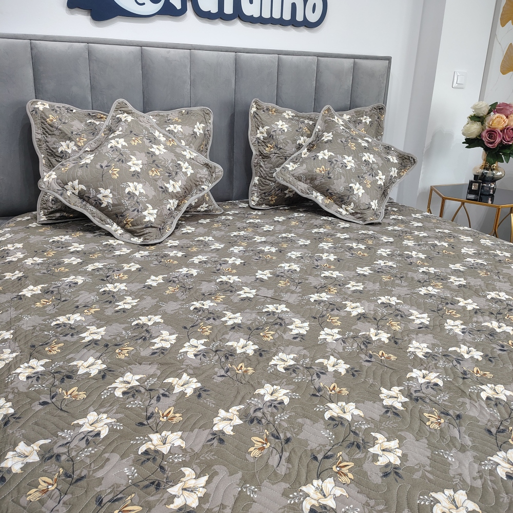 cuvertura de pat gri cu floricele albe (2) cuvertura de pat gri cu floricele albe