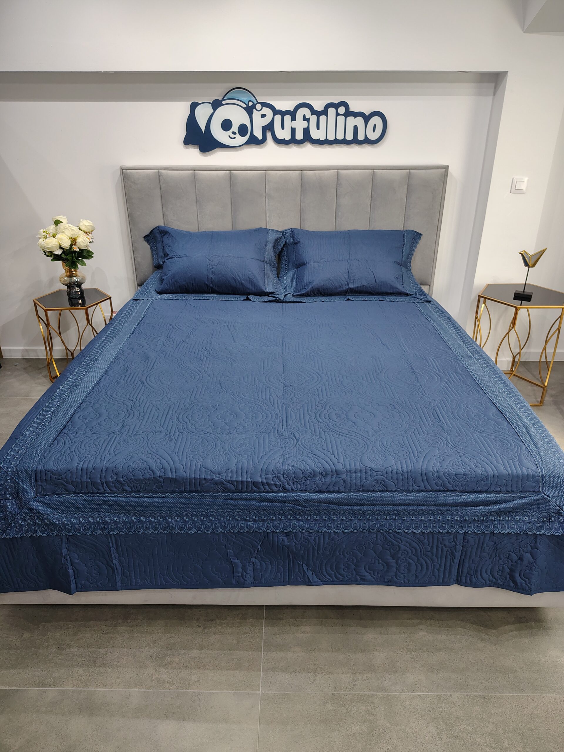 Cuvertura bleumarin cu broderie aplicata dimensiuni Cuvertura bleumarin cu broderie aplicata dimensiuni