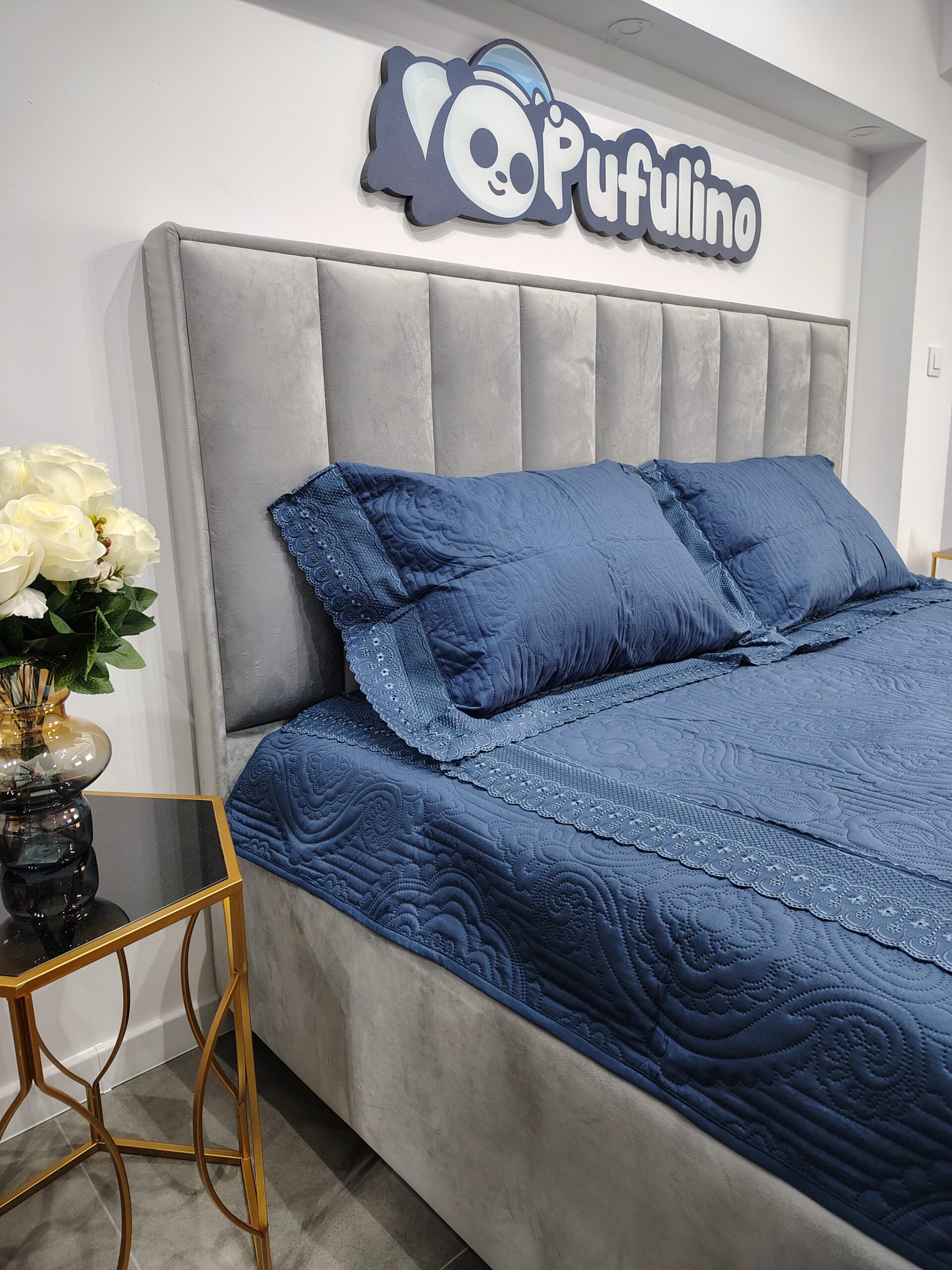 Cuvertura bleumarin cu broderie aplicata fete de perna Cuvertura bleumarin cu broderie aplicata fete de perna