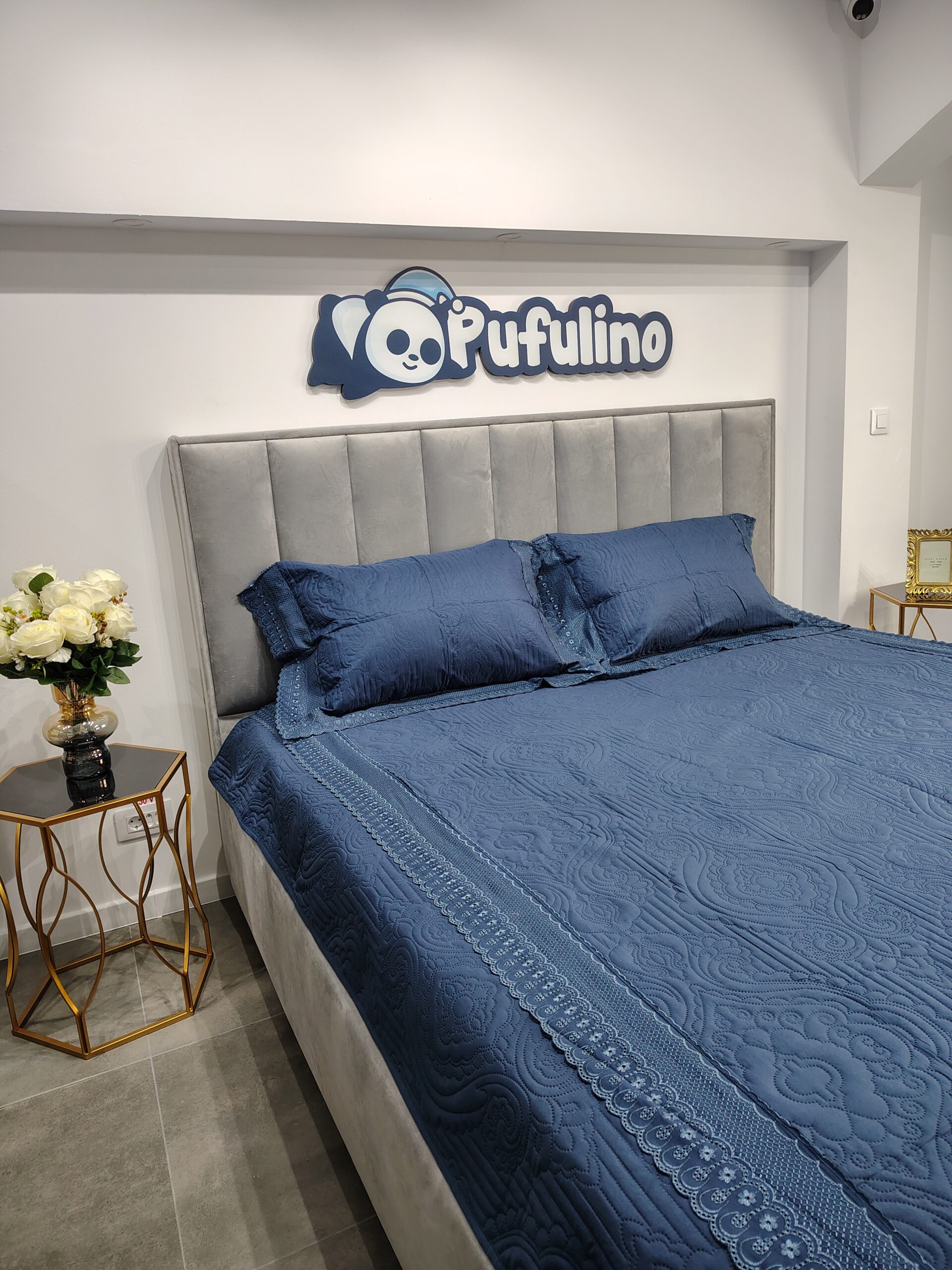 Cuvertura bleumarin cu broderie aplicata material Cuvertura bleumarin cu broderie aplicata material