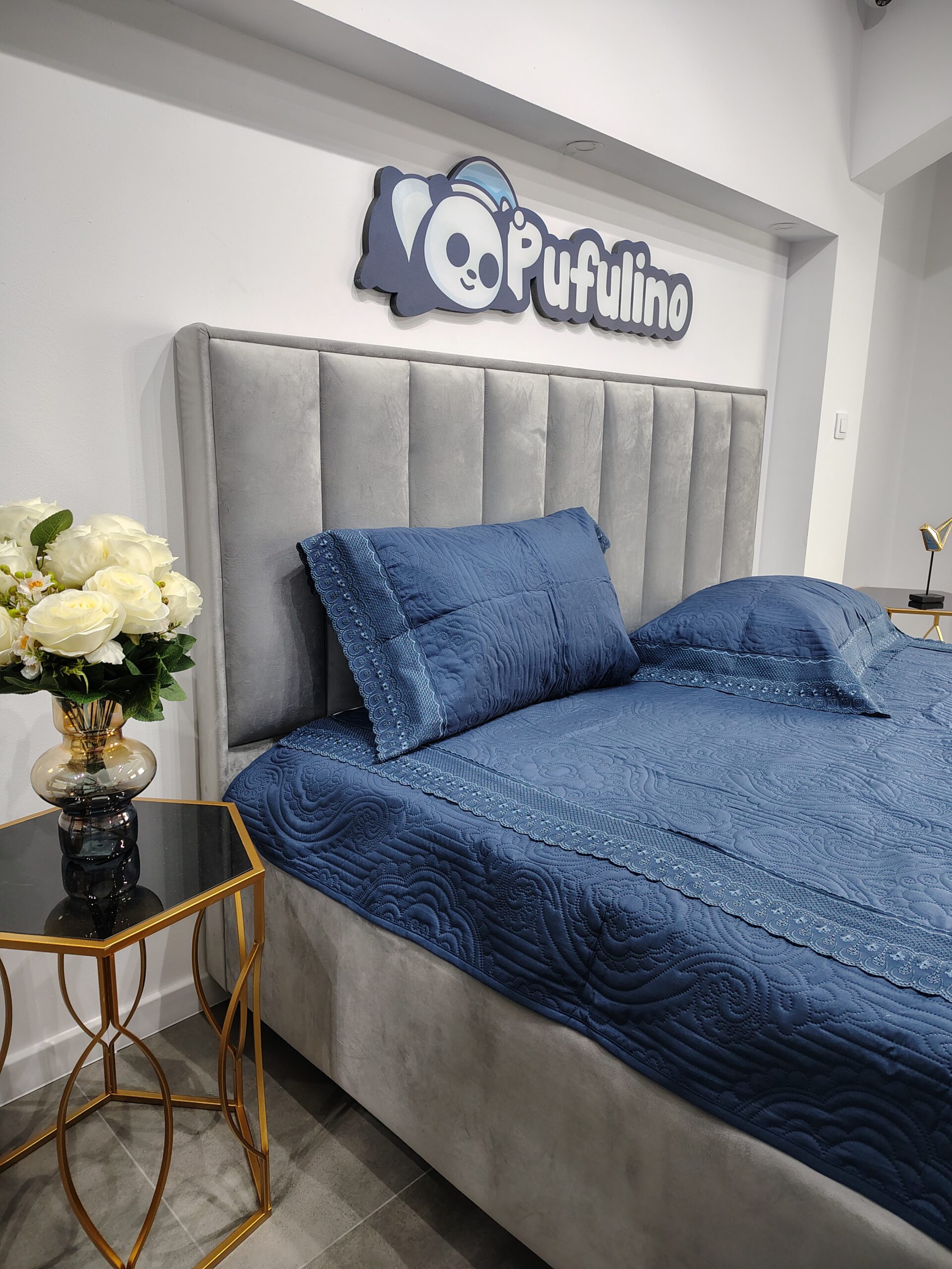 Cuvertura bleumarin cu broderie aplicata perne Cuvertura bleumarin cu broderie aplicata perne