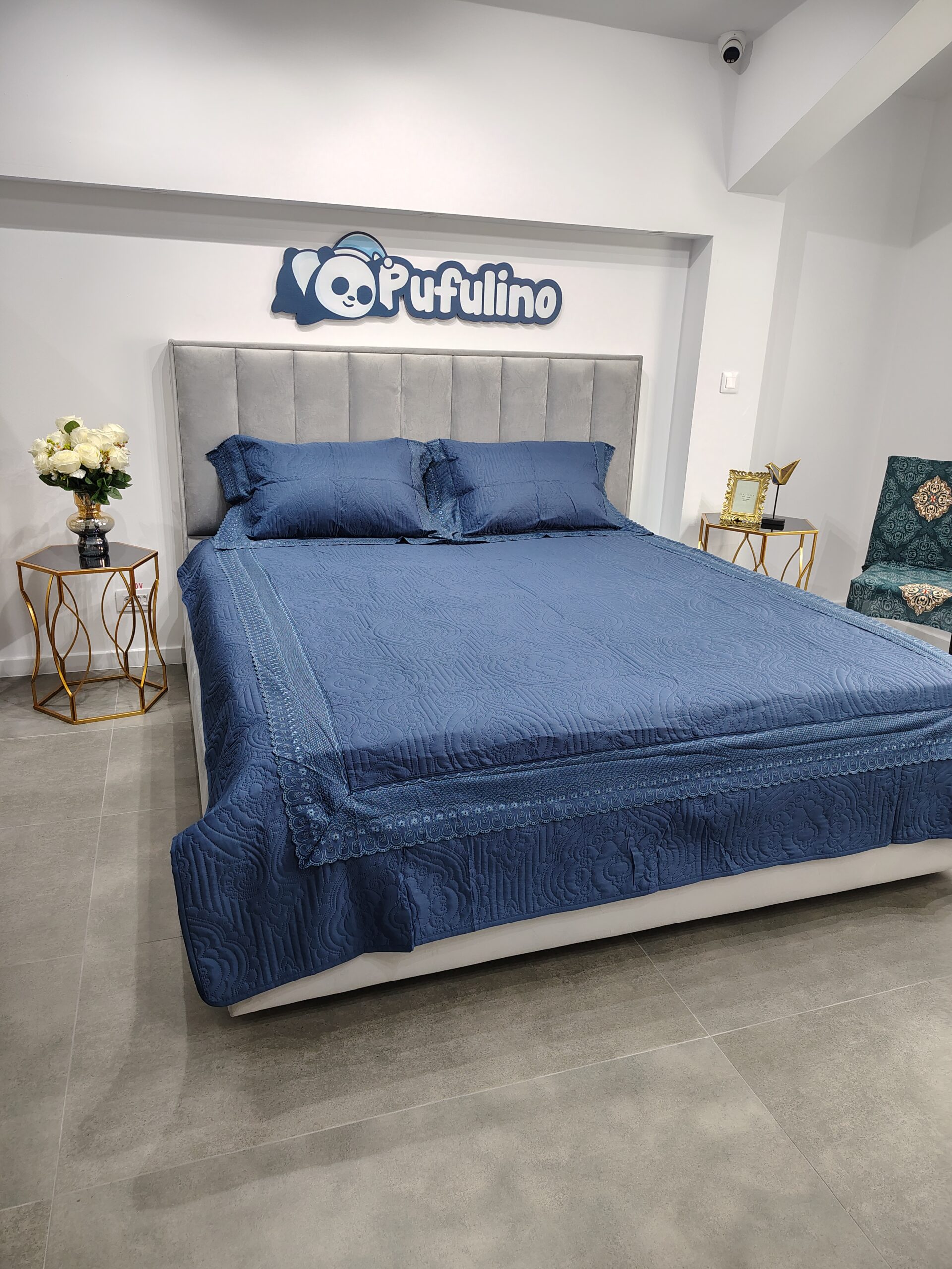 Cuvertura bleumarin cu broderie aplicata Cuvertura bleumarin cu broderie aplicata