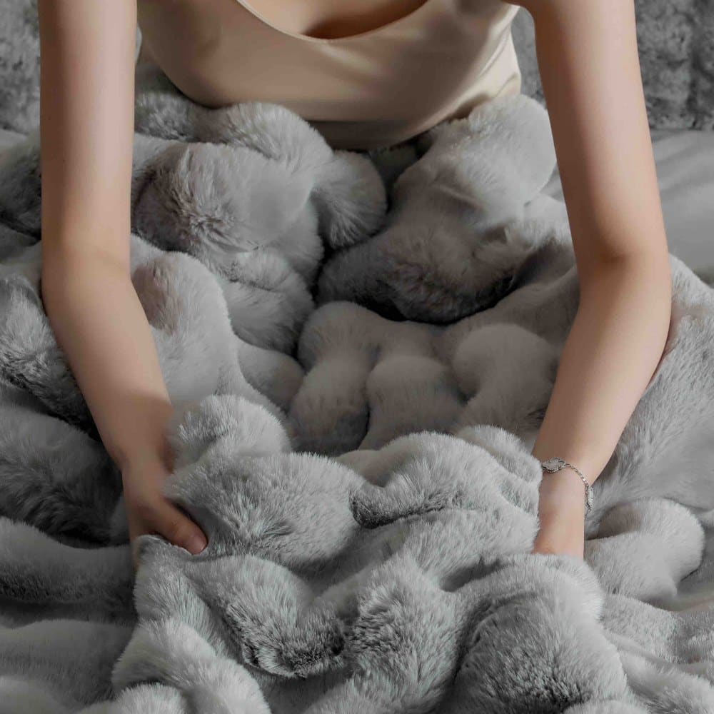 lenjerie de lux blanita iepure gri deschis material lenjerie de lux blanita iepure gri deschis material