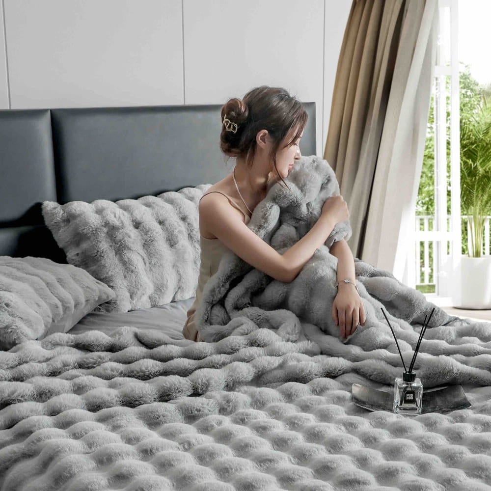 lenjerie de lux blanita iepure gri deschis persoana lenjerie de lux blanita iepure gri deschis persoana