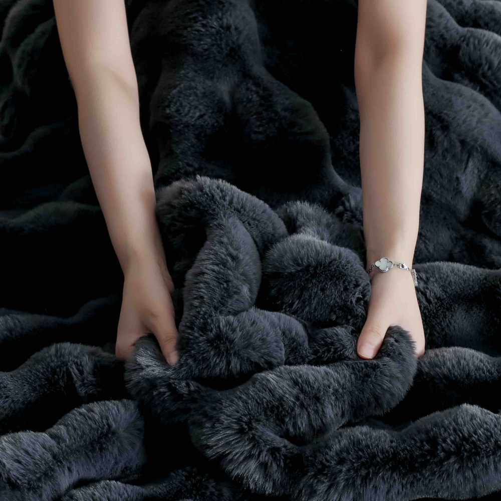 lenjerie de lux blanita iepure gri inchis material lenjerie de lux blanita iepure gri inchis material