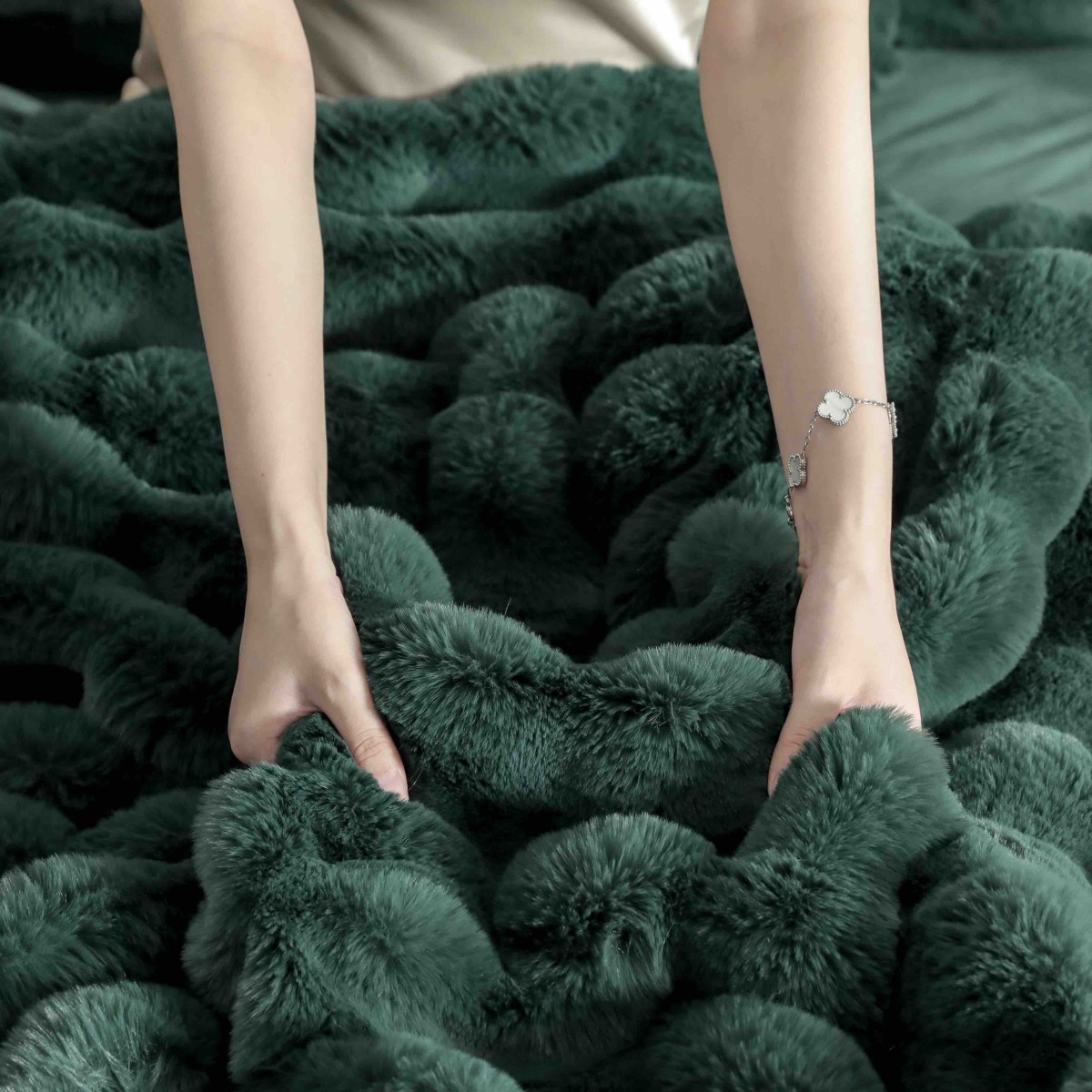 lenjerie de lux blanita iepure verde material pufos lenjerie de lux blanita iepure verde material pufos