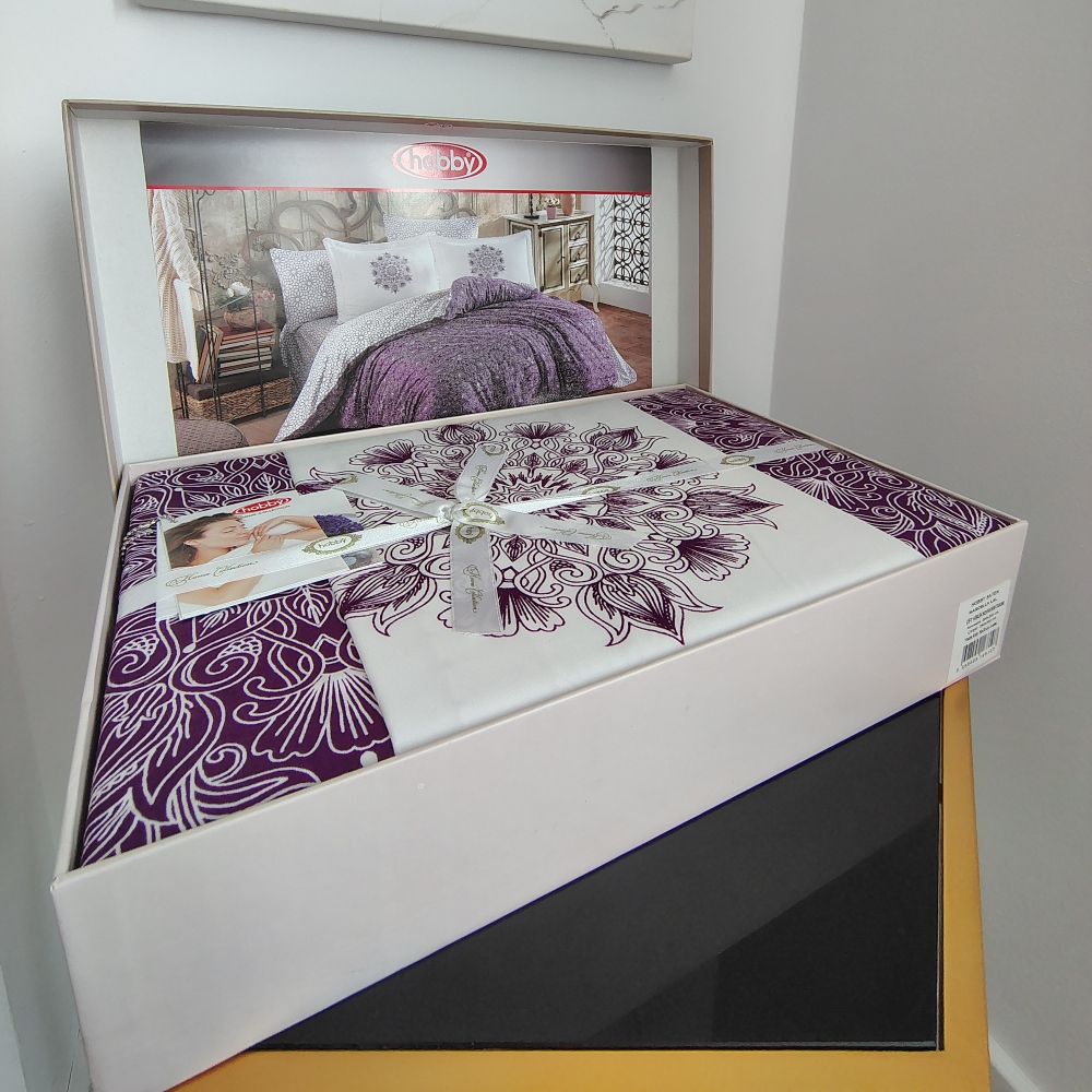 lenjerie de pat satin mov cu ornamente lenjerie de pat satin mov cu ornamente