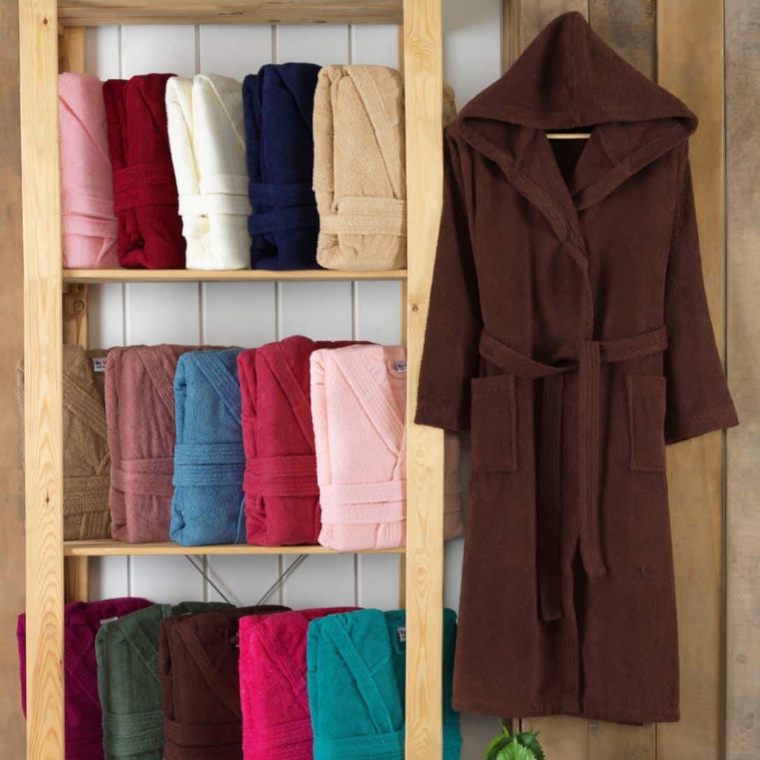 halat cu gluga maro inchis halat cu gluga maro inchis