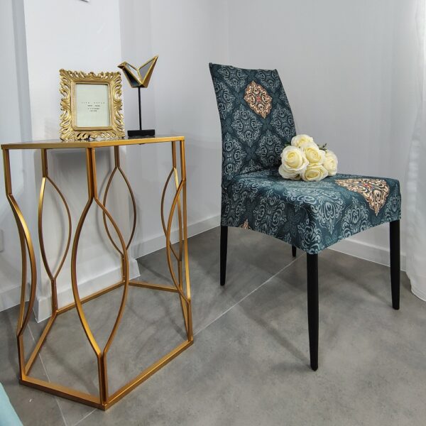 husa de scaun verde cu ornamente