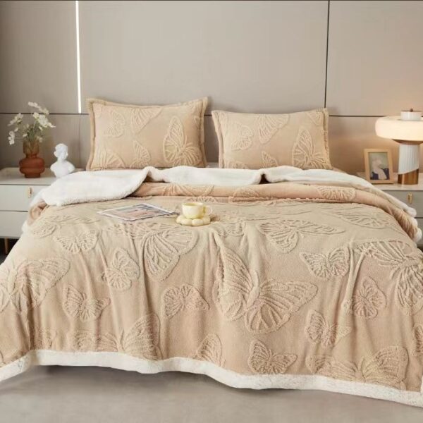 patura cu blanita fluturi tricot bej