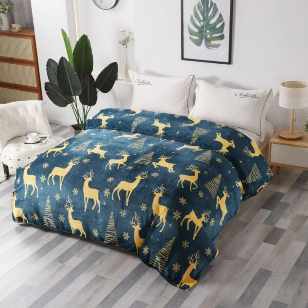 patura soft model de craciun albastra cu reni galbeni