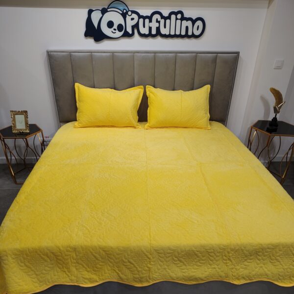Cuvertura material catifelat galben pui