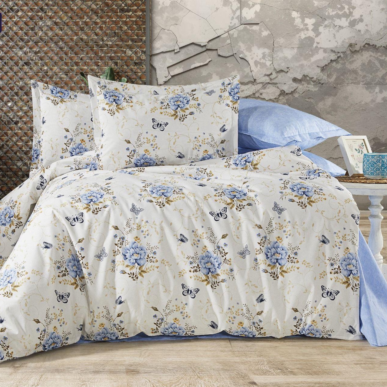 Lenjerie albastra cu trandafiri mari Lenjerie albastra cu trandafiri mari