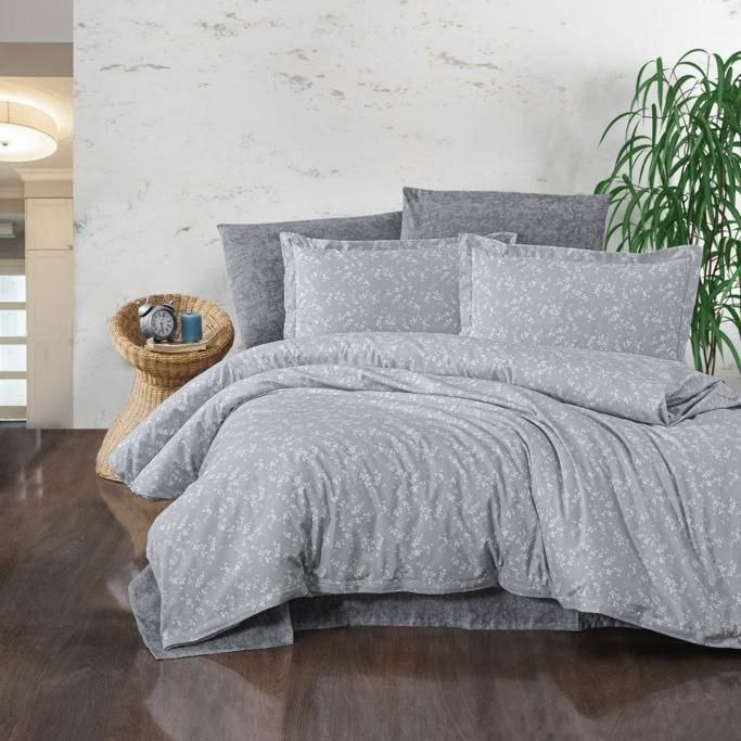 Lenjerie gri cu flori marunte