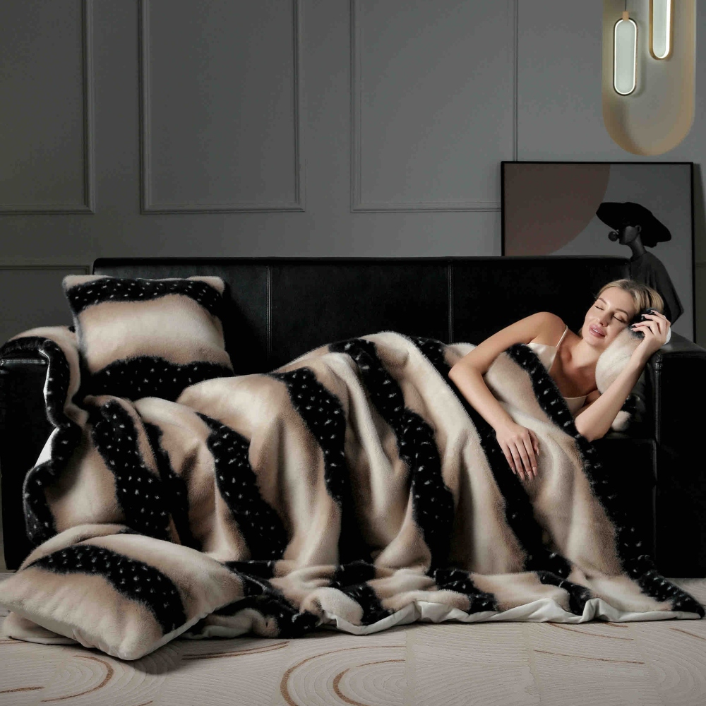 Patura blana de nurca maro cu picatele de dormit