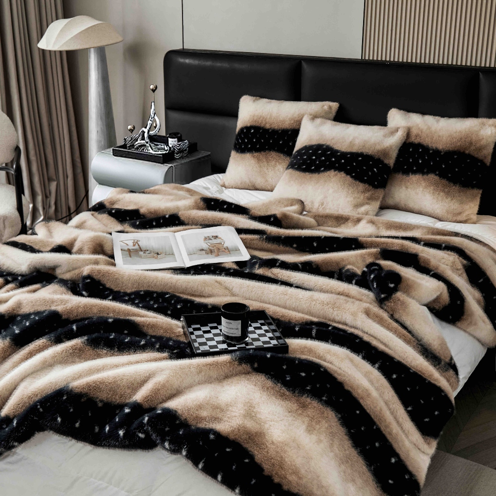 Patura blana de nurca maro cu picatele design