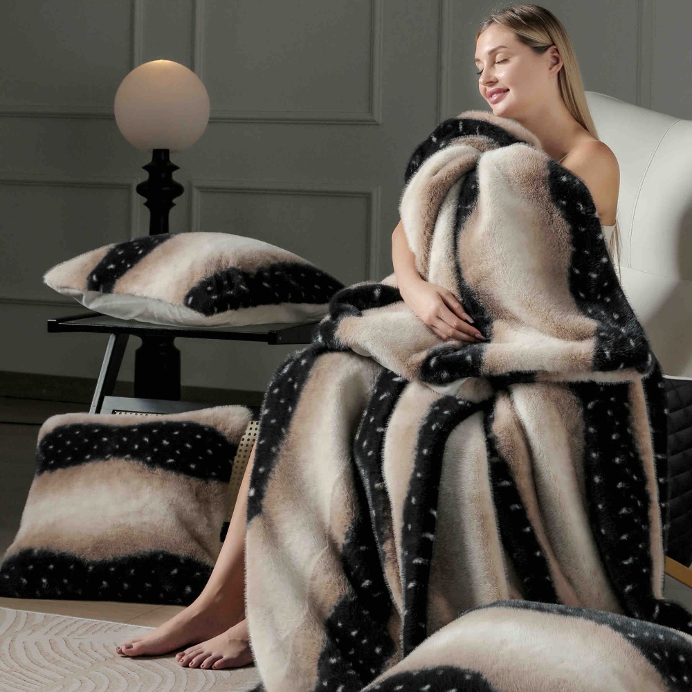 Patura blana de nurca maro cu picatele invelit