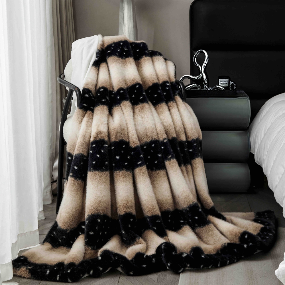 Patura blana de nurca maro cu picatele pe scaun