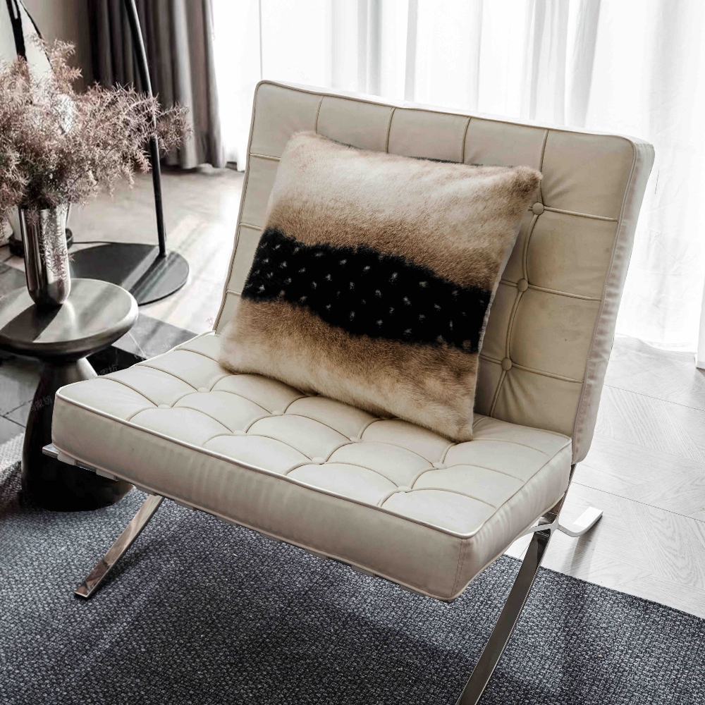 Patura blana de nurca maro cu picatele pernuta