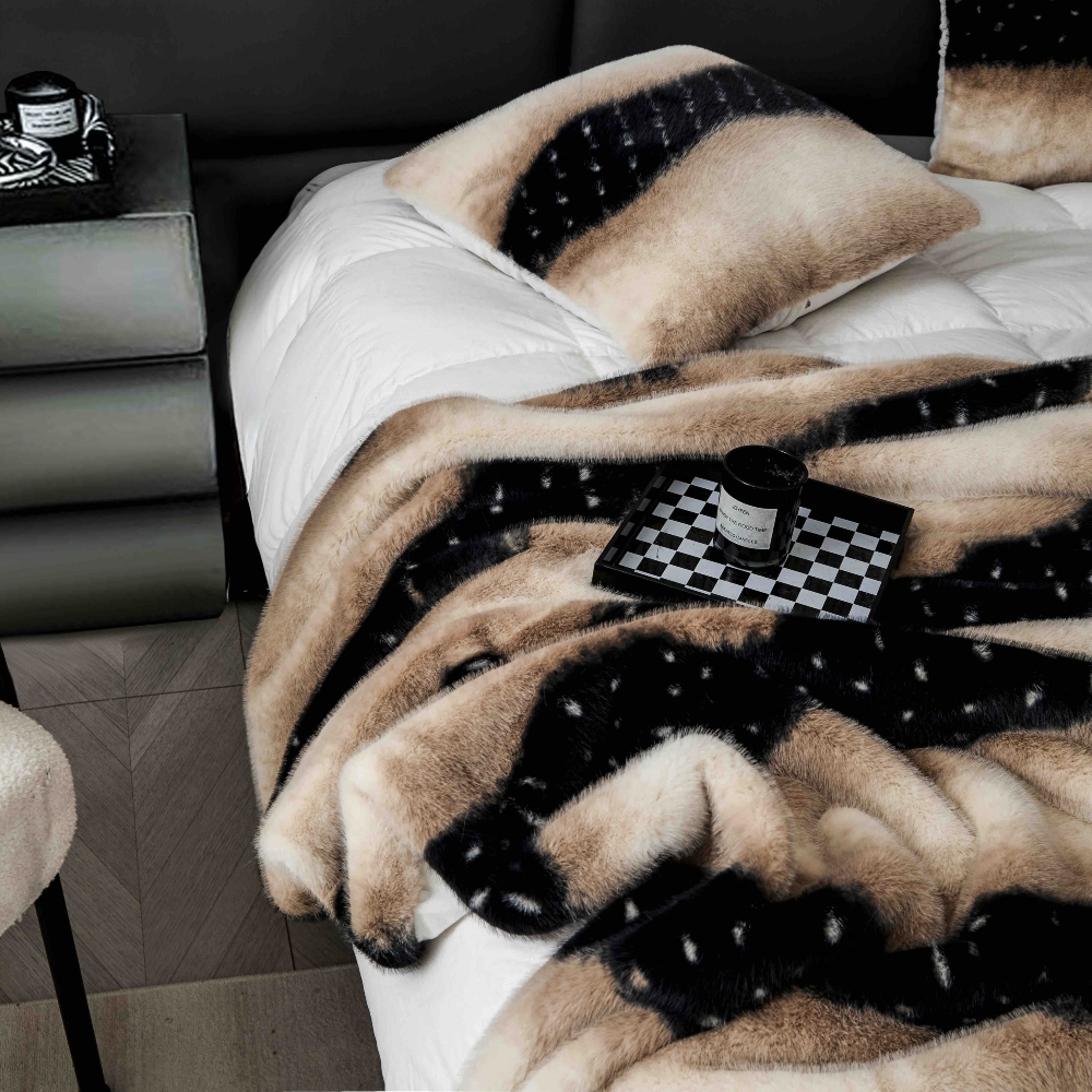 Patura blana de nurca maro cu picatele pufoasa