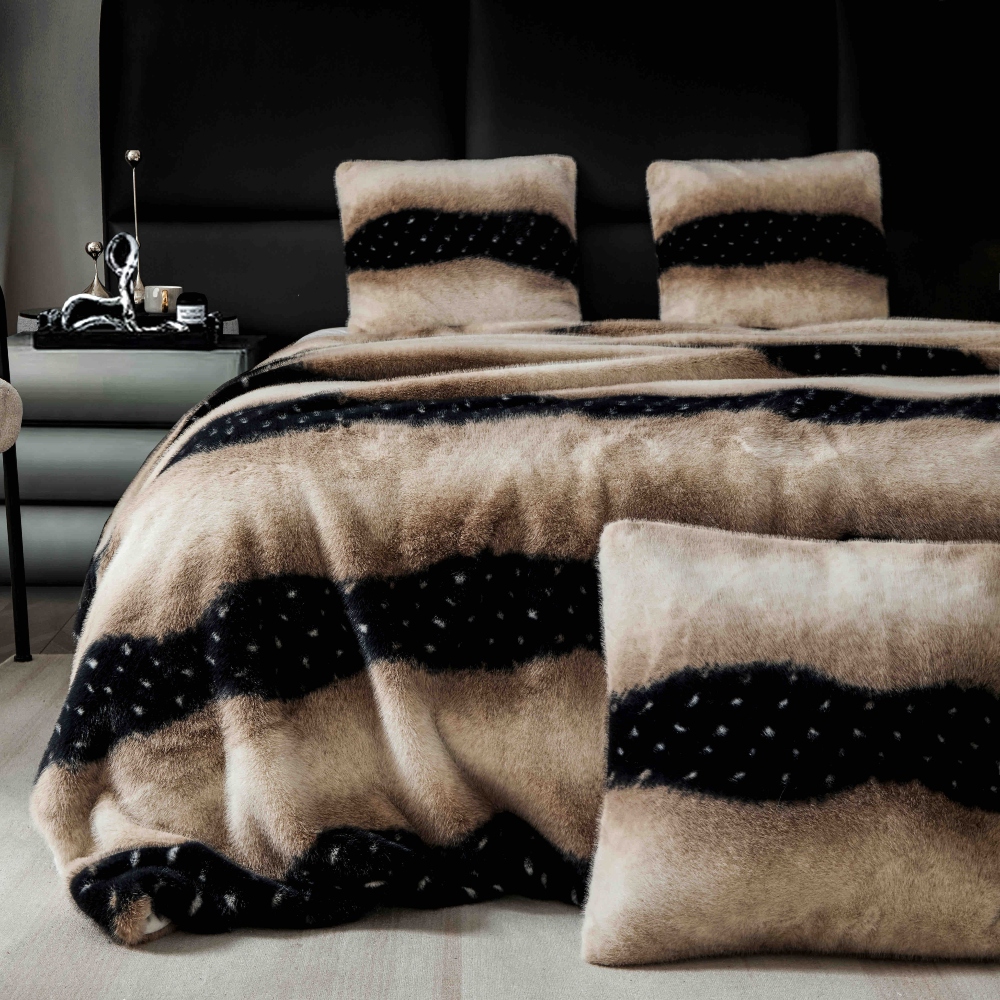 Patura blana de nurca maro cu picatele